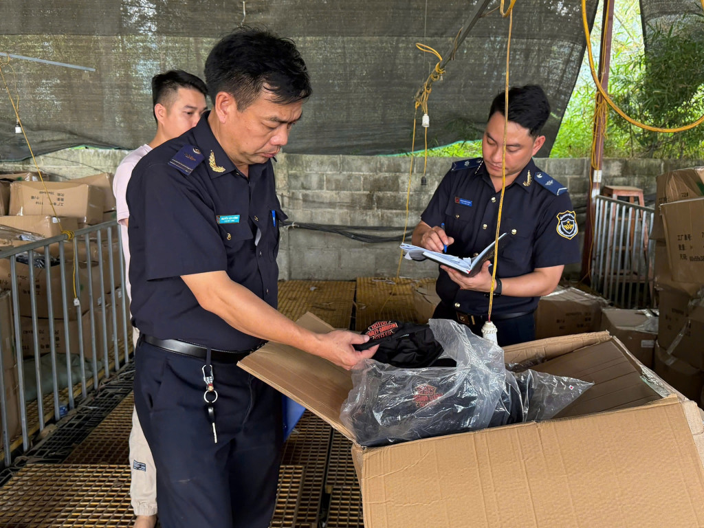 Lực lượng hải quan kiểm tra tang vật trong vụ việc tại cửa khẩu quốc tế Tà Lùng (Ảnh: HQCC)