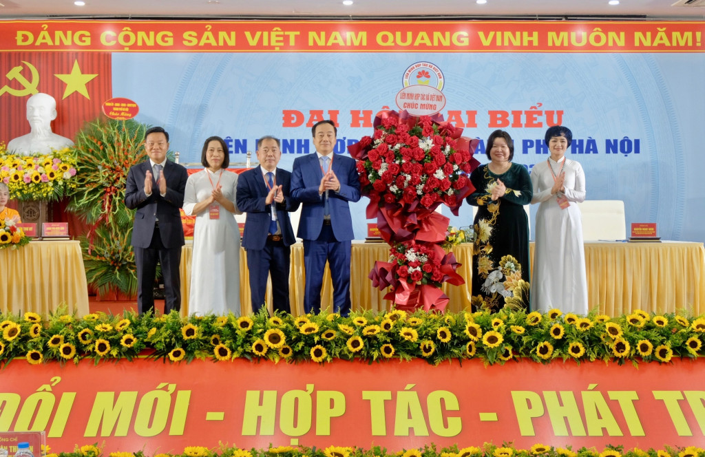 Lãnh đạo Liên minh HTX Việt Nam và Ủy ban MTTQ Việt Nam thành phố Hà Nội tặng hoa chúc mừng Đại hội (Ảnh: Trọng Tùng)