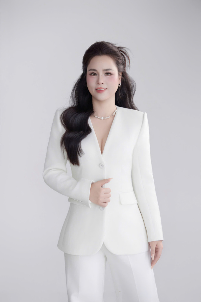 Mrs. My Chiến trong hình ảnh doanh nhân chỉn chu, tự tin và giàu năng lượng nghề nghiệp (Ảnh: BTC)