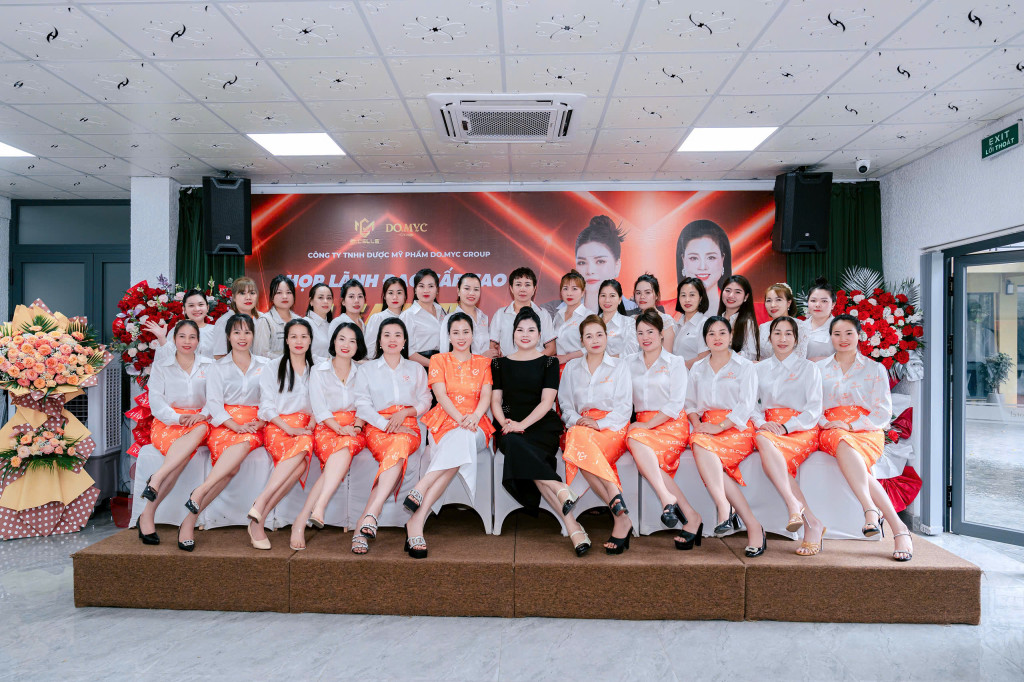 Mrs. My Chiến cùng học viên và hệ thống trong một chương trình đào tạo - nơi tinh thần cầm tay chỉ việc được đặt lên hàng đầu (Ảnh: BTC)