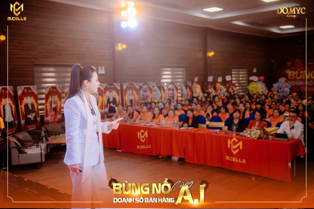 Mrs. My Chiến trong chương trình đào tạo “Bùng nổ cùng doanh số bán hàng A.I.”, kết hợp kinh nghiệm thực chiến với công cụ mới (Ảnh: BTC)