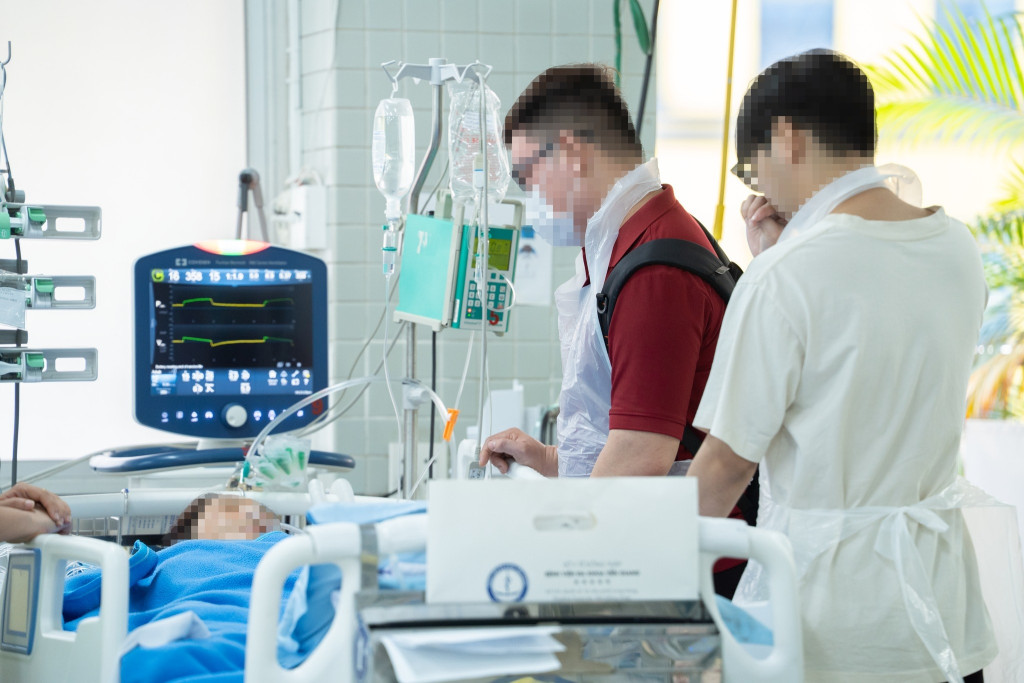 Khoảnh khắc gia đình gặp người hiến lần cuối trong ca hiến mô-tạng ngày 19/4 (Ảnh: BVCC)