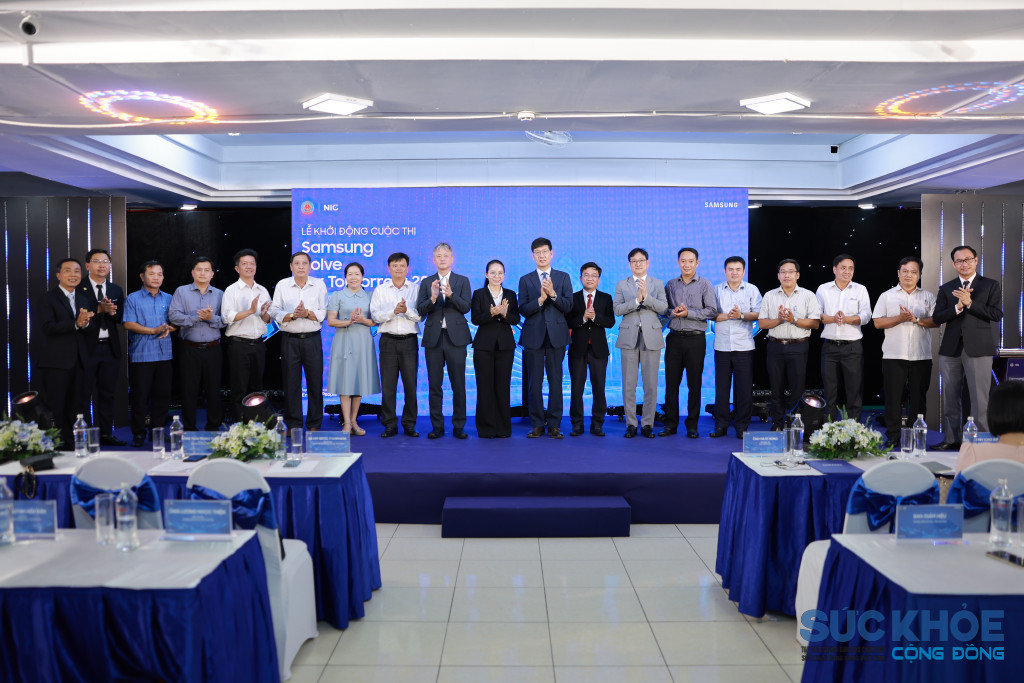 Các đại biểu chụp ảnh lưu niệm tại chương trình (Ảnh: BTC)