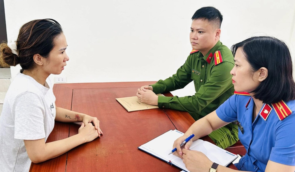 Cảnh sát lấy lời khai bị can Vũ Thị Yến Mai (Ảnh: Lam Sơn)