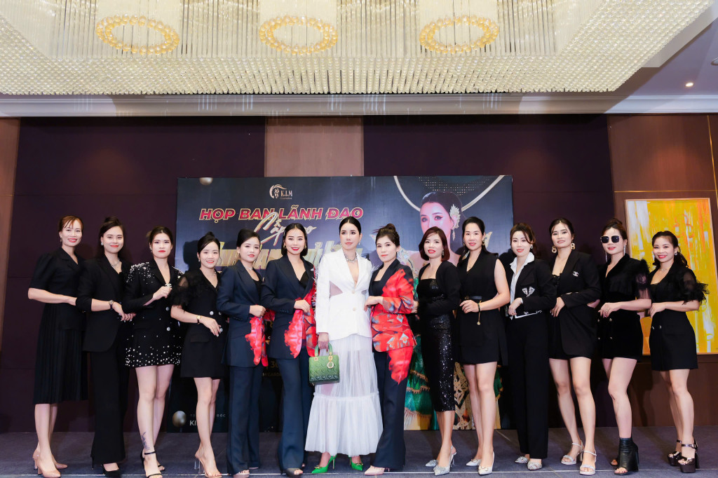 . Khoảnh khắc đồng hành cùng cộng sự và học viên trong một hoạt động chuyên môn của hệ thống (Ảnh: BTC)