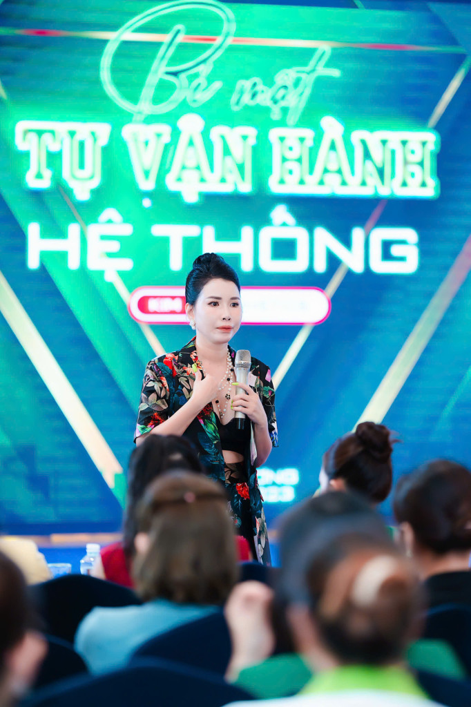 Mrs. Kim Lê trên sân khấu chia sẻ về tư duy vận hành, xây dựng hệ thống và phát triển nhân hiệu (Ảnh: BTC)