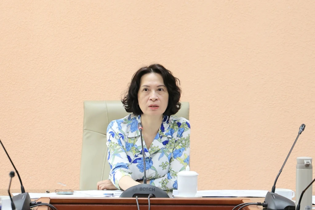 Thứ trưởng Bộ Y tế, PGS.TS Nguyễn Liên Hương phát biểu chỉ đạo tại cuộc họp (Ảnh: BYT)