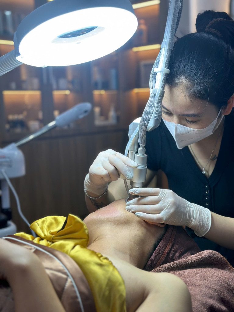 Phạm Thu Hường trong một buổi thao tác chăm sóc da, nhấn mạnh sự tập trung và chuẩn mực vệ sinh trong từng bước dịch vụ (Ảnh: BTC)