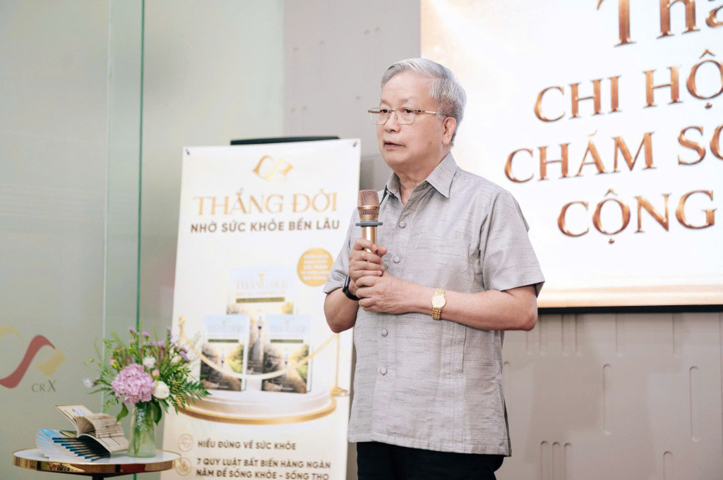 Ông Nguyễn Hồng Quân - nguyên Uỷ viên Trung ương Đảng, nguyên Bộ trưởng Bộ Xây dựng, Chủ tịch Trung ương Hội VACHE phát biểu chúc mừng tại sự kiện (Ảnh: PV)