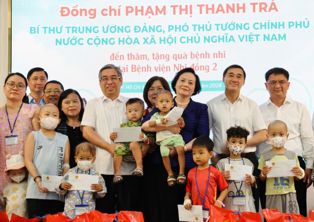 Phó Thủ tướng Phạm Thị Thanh Trà thăm, tặng quà các bệnh nhi đang điều trị tại Bệnh viện Nhi đồng 2 (TP. Hồ Chí Minh) (Ảnh: VGP)