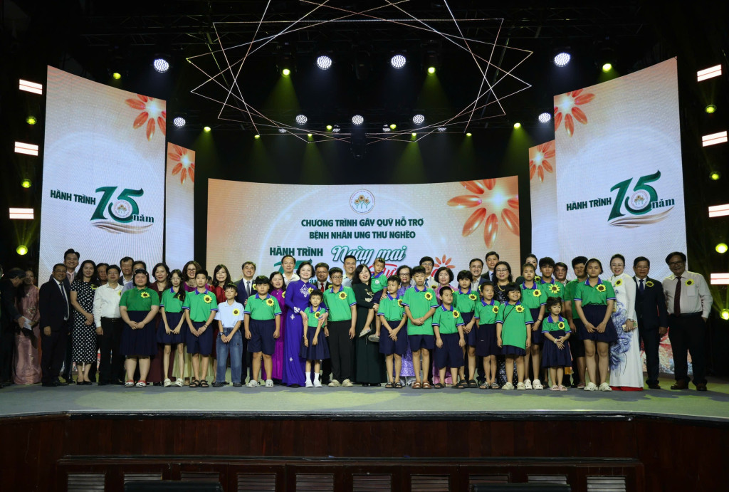 Phó Thủ tướng và các đại biểu cùng các bệnh nhi chụp ảnh lưu niệm (Ảnh: VGP/Thu Giang)