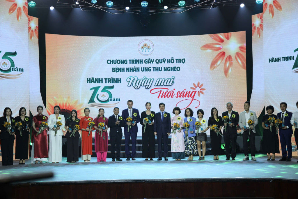 Ban Tổ chức trao hoa và kỷ niệm chương cho các nhà tài trợ (Ảnh: VGP/Thu Giang)