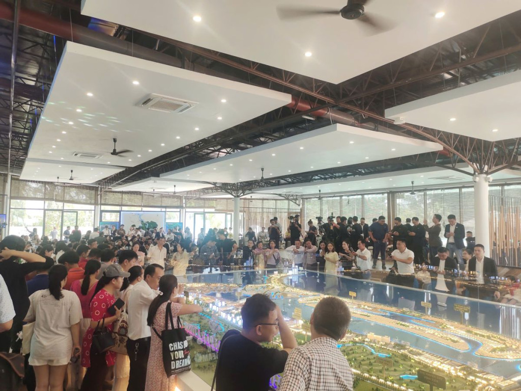 Đông đảo khách hàng tìm hiểu dự án Vinhomes Green Paradise Cần Giờ hôm 16/5.