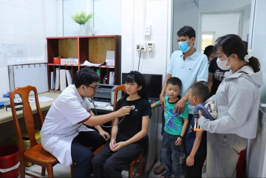 Các bác sĩ Bệnh viện Tim Hà Nội trực tiếp thăm khám, sàng lọc bệnh lý tim mạch cho trẻ em trên địa bàn tỉnh (Ảnh: CTV)