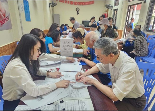 Người cao tuổi Hà Nội nhận lương hưu tại điểm chi trả (Ảnh: TL)
