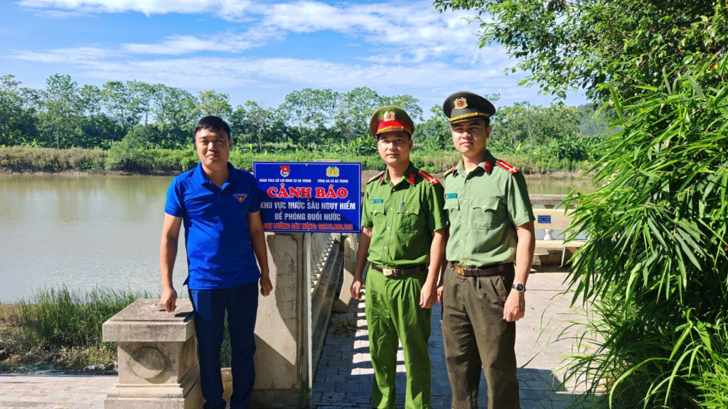 Công an xã Hà Trung đã phối hợp với Đoàn Thanh niên xã tổ chức ra quân tuyên truyền và cắm biển cảnh báo nguy hiểm tại các khu vực ao, hồ, sông trên địa bàn... (Ảnh: CATH)
