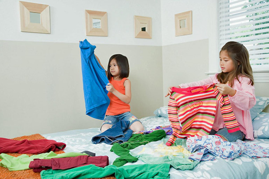 Phụ huynh nên giao cho con những việc nhà phù hợp với lứa tuổi (Ảnh: Sưu tầm)