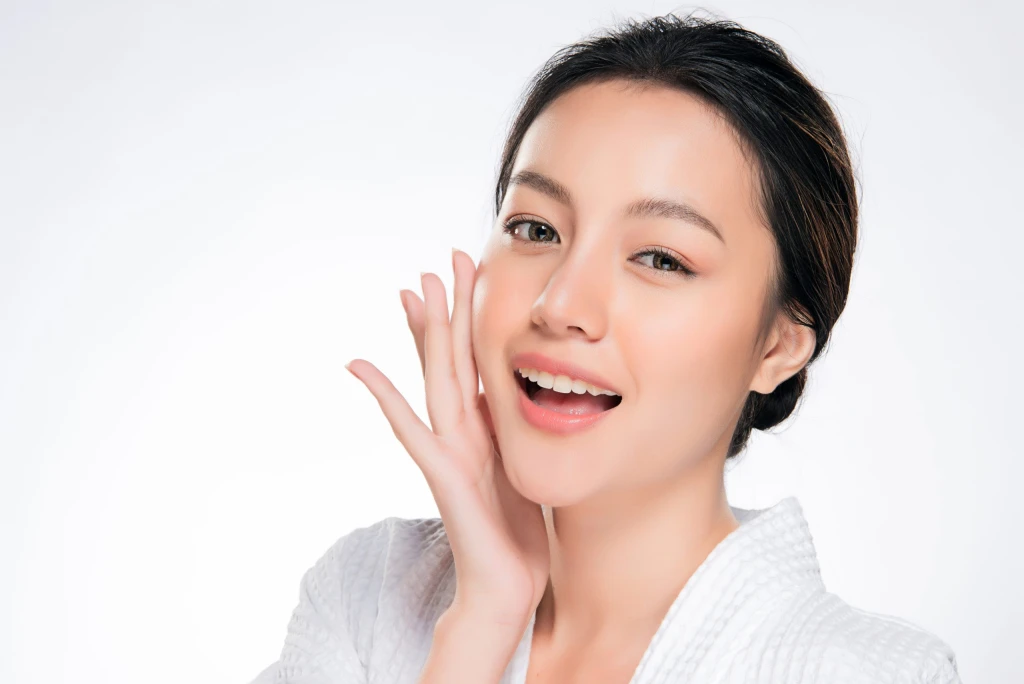 Uống đủ nước giúp da đều màu, tươi tắn hơn (Ảnh: Sưu tầm)