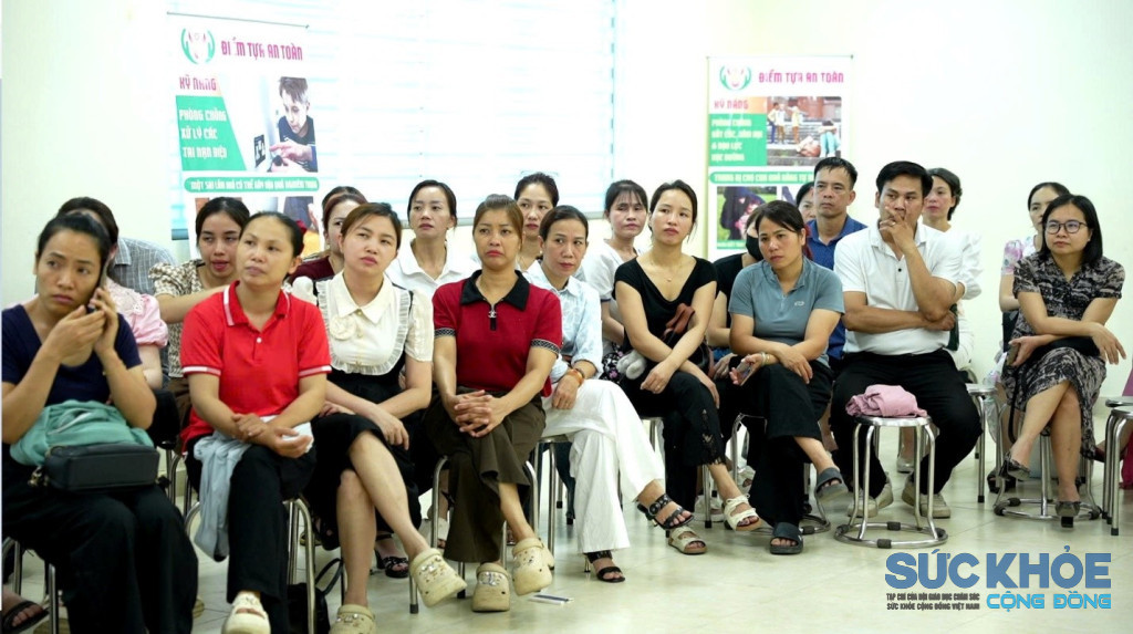Các học viên chăm chú theo dõi nội dung tập huấn, nhiều phụ huynh chủ động quay lại video để ghi nhớ kiến thức và kỹ năng xử lý tình huống thực tế.