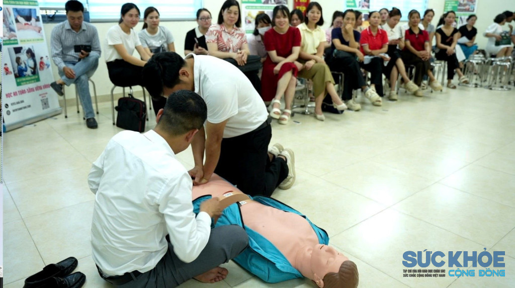 Các học viên được tiếp cận nhiều kỹ năng an toàn thiết thực, đặc biệt là kỹ năng phòng chống đuối nước, ngạt nước và kỹ năng bơi sinh tồn cho trẻ em trong dịp hè.