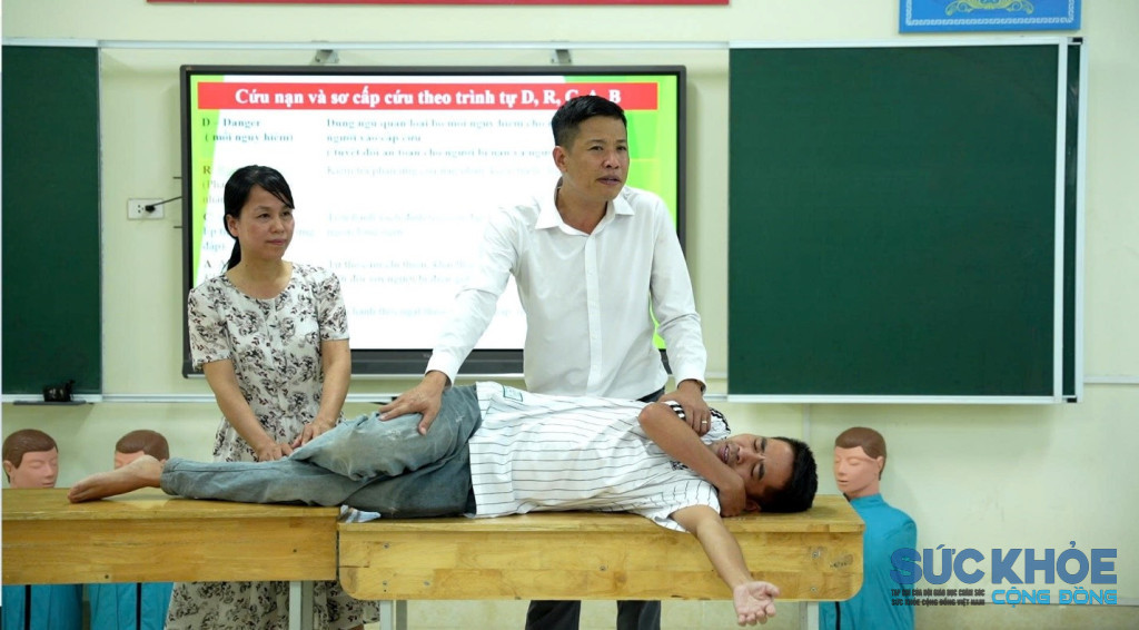 Giảng viên hướng dẫn kỹ năng sơ cấp cứu và xử lý tình huống khẩn cấp cho giáo viên, phụ huynh tại chương trình tập huấn an toàn, phòng chống tai nạn thương tích tổ chức tại Trường THCS Tây Tựu, Hà Nội (Ảnh PV)
