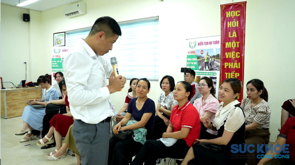 Không khí buổi tập huấn diễn ra sôi nổi với nhiều phần trao đổi, hỏi đáp trực tiếp giữa giảng viên và học viên xoay quanh các tình huống thực tế thường gặp trong gia đình và trường học.