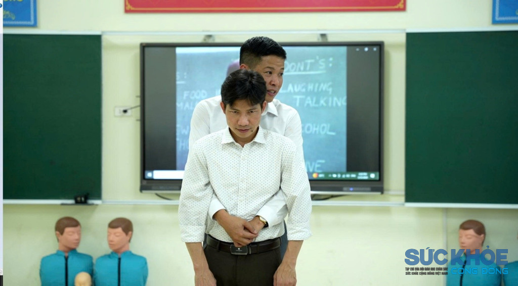 Thực hành kỹ năng xử lý hóc dị vật đường thở – một trong những nội dung quan trọng tại chương trình tập huấn kỹ năng an toàn cho giáo viên và phụ huynh.