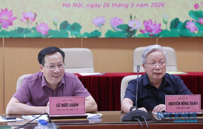 Ông Nguyễn Hồng Quân, nguyên Ủy viên Trung ương Đảng, nguyên Bộ trưởng Bộ Xây dựng, Chủ tịch Hội Giáo dục chăm sóc sức khỏe cộng đồng Việt Nam và TS Lê Đức Luận, Thứ trưởng Bộ Y tế đồng chủ trì hội nghị (Ảnh: PV)