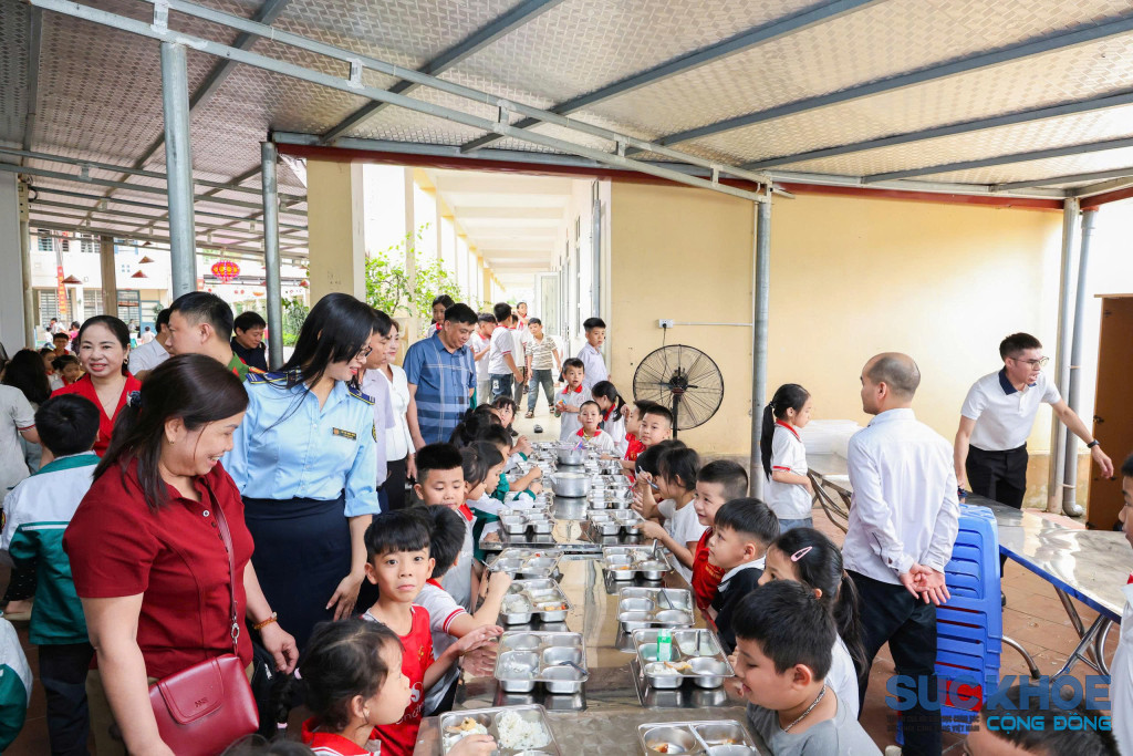 Kiểm tra bữa ăn bán trú của trường tiểu học Hà Thạch (ảnh:TL)