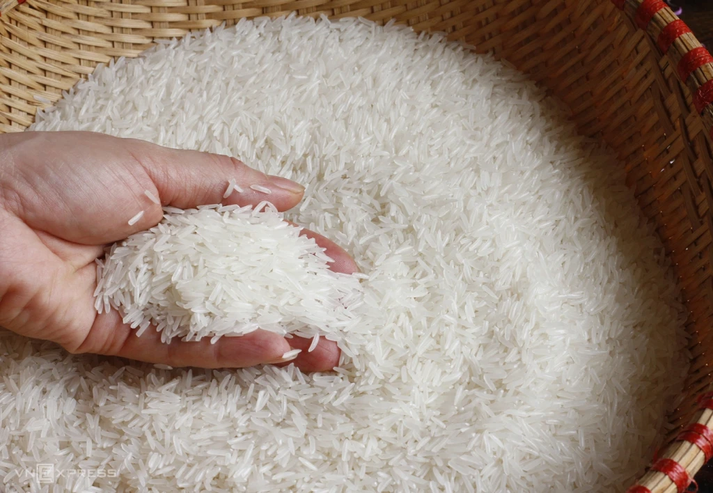 Cầm gạo giúp bong nhựa mít (Ảnh: Sưu tầm)