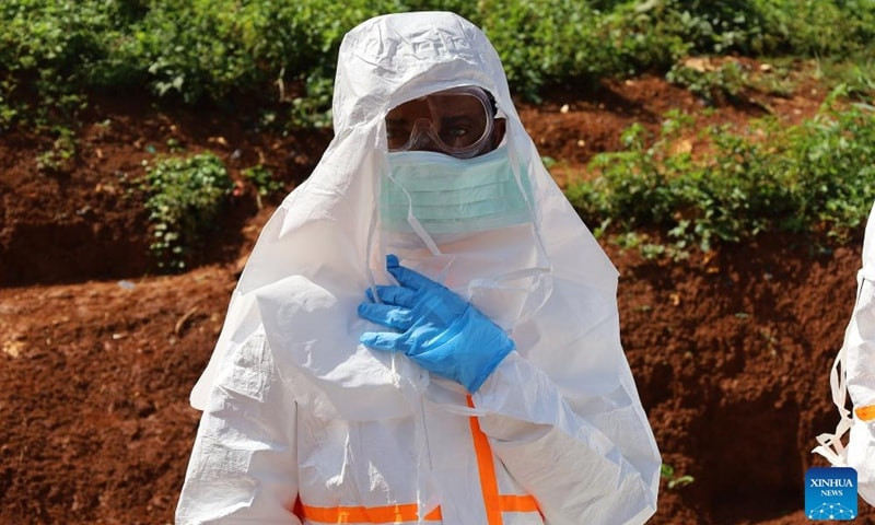 Một nhân viên y tế mặc đồ bảo hộ trước khi chôn cất nạn nhân Ebola ở Mongbwalu, tỉnh Ituri, miền đông Cộng hòa Dân chủ Congo, ngày 24/5 (Ảnh: Tân Hoa Xã)