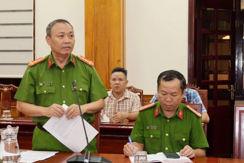 Đại tá Huỳnh Bảo Nguyên, Phó Giám đốc Công an tỉnh Gia Lai, trao đổi tại cuộc họp (Ảnh: Ngọc Minh)