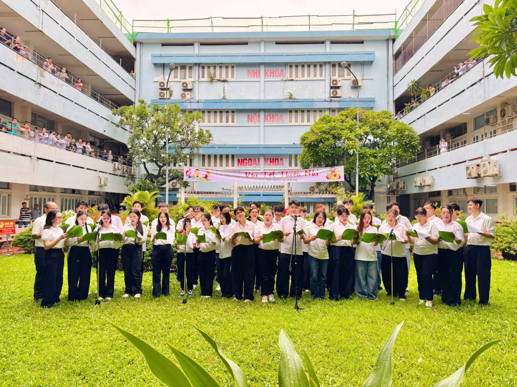 Dàn hợp xướng thanh niên quốc tế “United Youth Harmony Choir” mang âm nhạc và năng lượng tích cực đến với các bệnh nhi (Ảnh: BVCC)