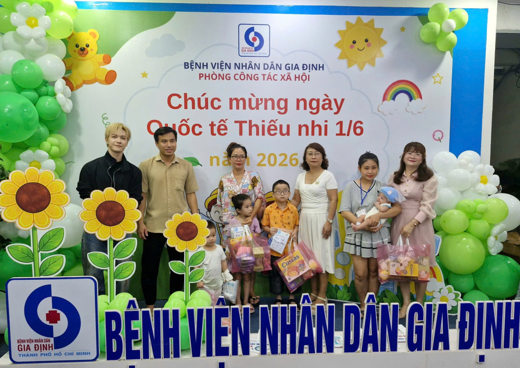 Các bé được thưởng thức, hòa mình vào các bài hát sôi động và được tặng quà (Ảnh: Thảo Hà)