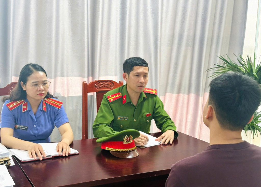 Lực lượng chức năng làm việc với đối tượng Trịnh Đình Nam (Ảnh: CATH)