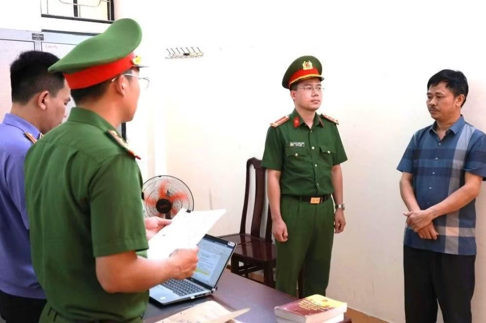 Cơ quan điều tra tống đạt quyết định khởi tố đối với Nguyễn Hữu Cường (Ảnh CAHT)
