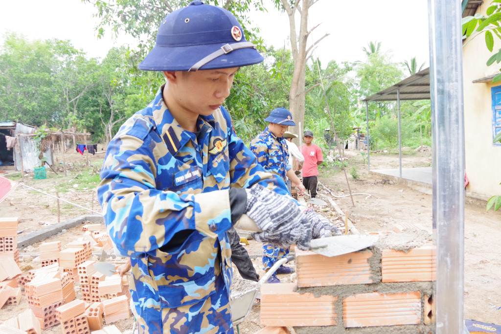 Một số học viên rất chuyên nghiệp trong xây những viên gạch cân đối và thẳng hàng (Ảnh: PV)