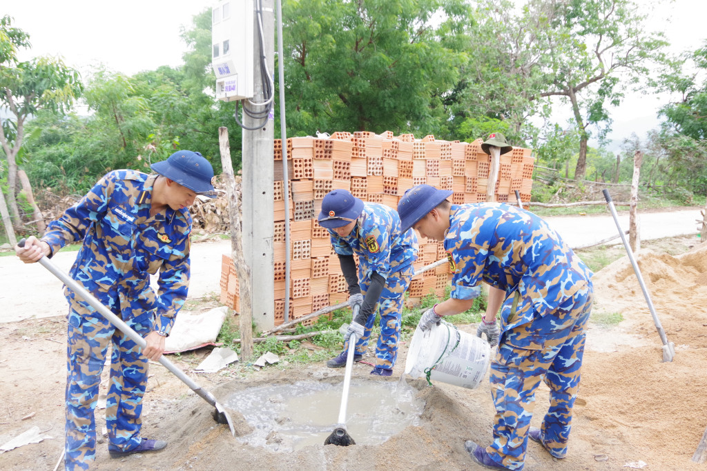 Các học viên đang trực tiếp trộn hồ tại điểm xây nhà thôn Ha Lá Hạ, xã Bác Ái (Ảnh: PV)