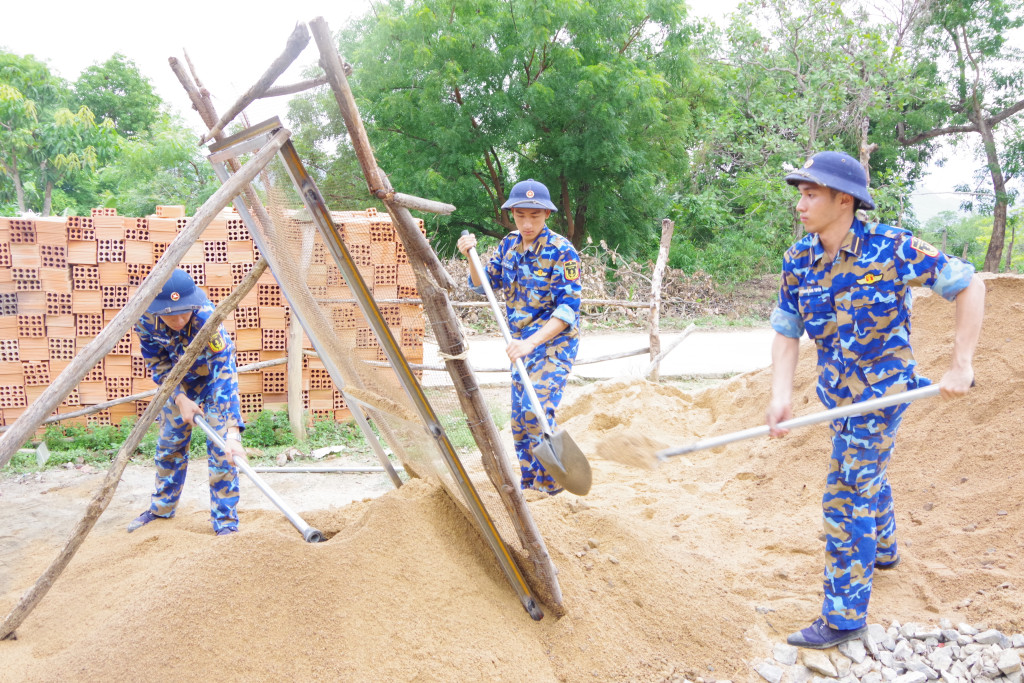 Các học viên đang sàng cát dưới thời tiết nắng nóng (Ảnh: PV)