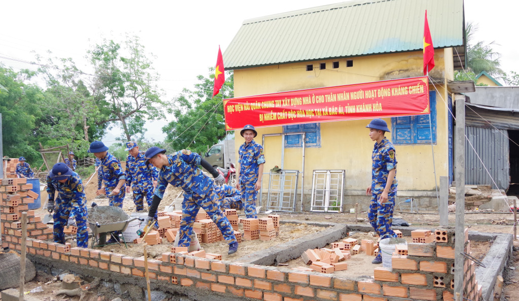 Trong thời tiết nắng nóng, các học viên tích cực mỗi người một công việc, nở nụ cười đầy nghị lực và quyết tâm (Ảnh: PV)
