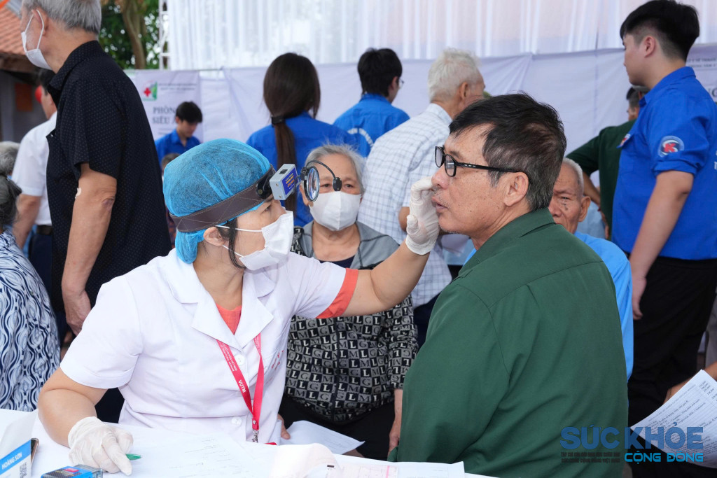 Khám sức khoẻ cho người cao tuổi trên địa bàn xã Tuệ Tĩnh, TP. Hải Phòng(Ảnh: Thái Bình)
