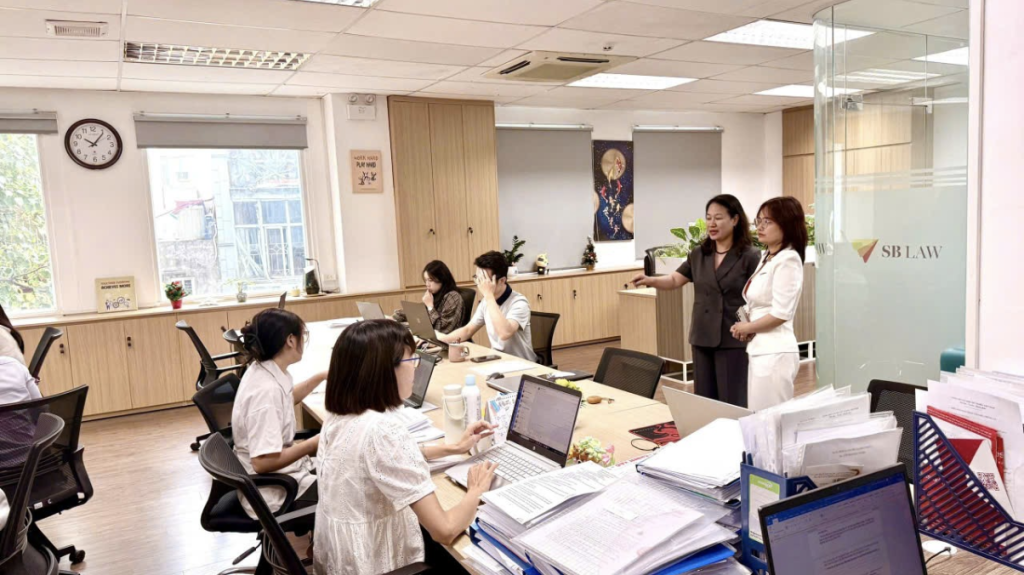 Nhà báo Chu Loan - Tổng Biên tập Tạp chí Sức Khoẻ Cộng Đồng thăn quan văn phòng làm việc của SBLaw (Ảnh: PV)