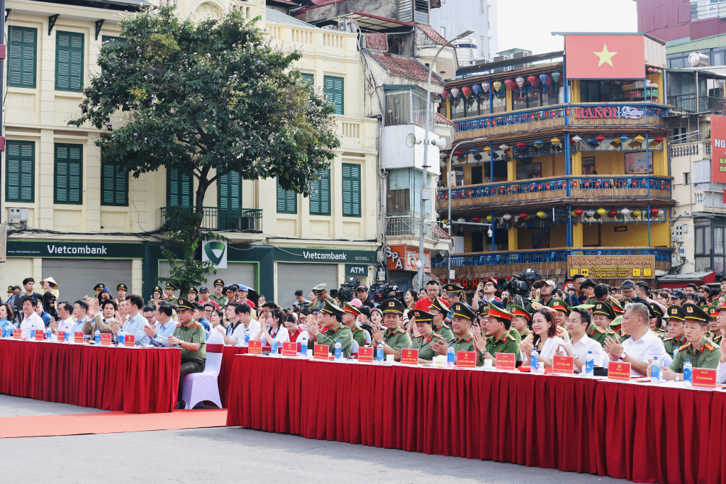 Công an thành phố Hà Nội tổ chức Lễ hưởng ứng Cuộc thị sáng tạo video clip “Tổ quốc bình yên” - Ảnh: Vi Nam