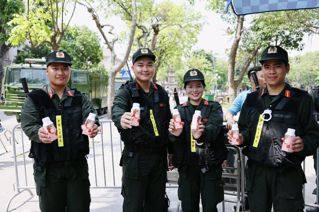 Các chiến sĩ cảnh sát cơ động rạng rỡ tại chương trình cùng Vinamilk. Ảnh: Vi Nam