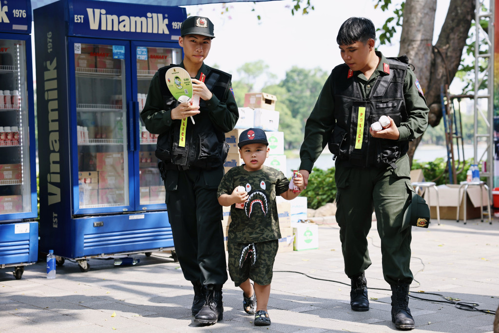 Em bé được lực lượng cảnh sát cơ động chăm sóc, trao tặng sản phẩm dinh dưỡng Vinamilk tại chương trình. Ảnh: Vi Nam