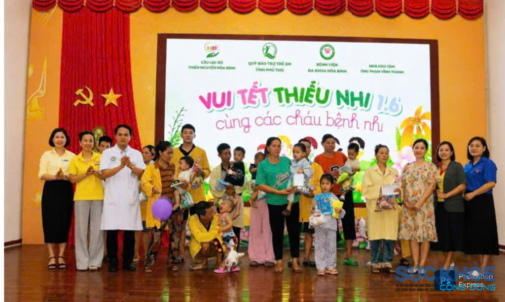 Lãnh đạo bệnh viên và các nhà thiện nguyện tặng quà cho các cháu (ảnh: TL)