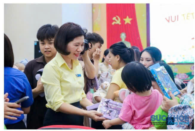 Tặng quà cho bệnh nhi (ảnh: TL)