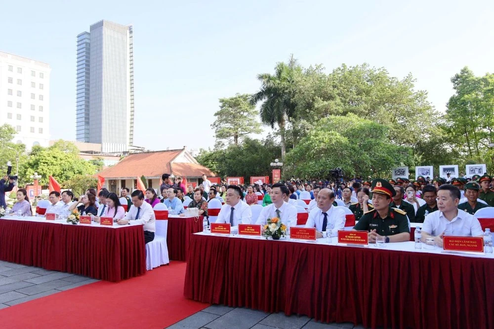 Các đại biểu dự khai mạc Triển lãm