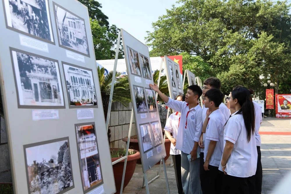 Các em học sinh háo hức tham quan những tư liệu về Bác