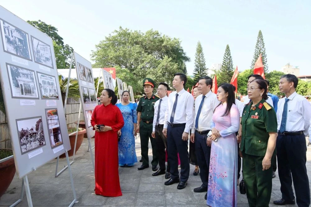 Các đại biểu tham quan Triển lãm
